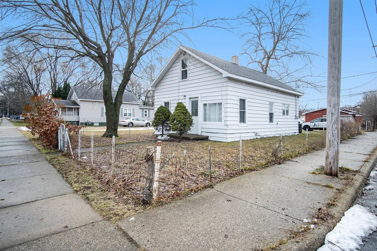 Muskegon House: 1187 Langeland Ave