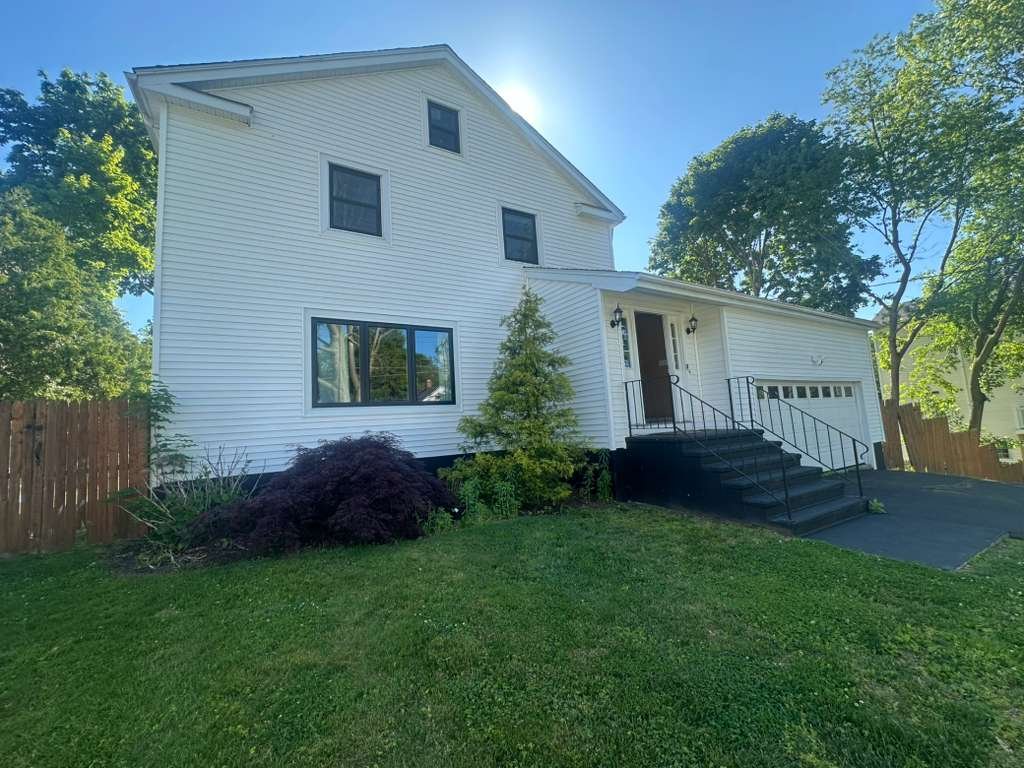 Fairfield House: 1790 Stratfield Rd