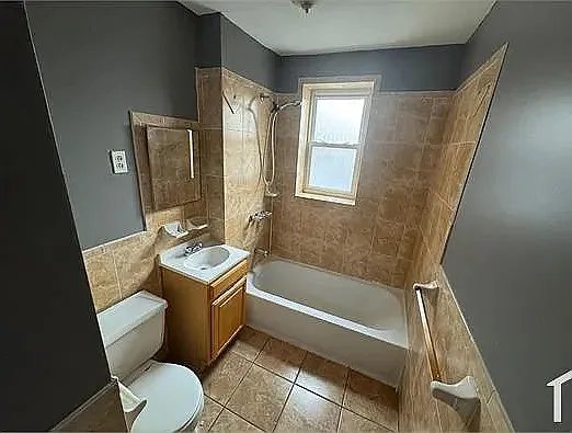 Newark Apartment: 220 Roseville Ave