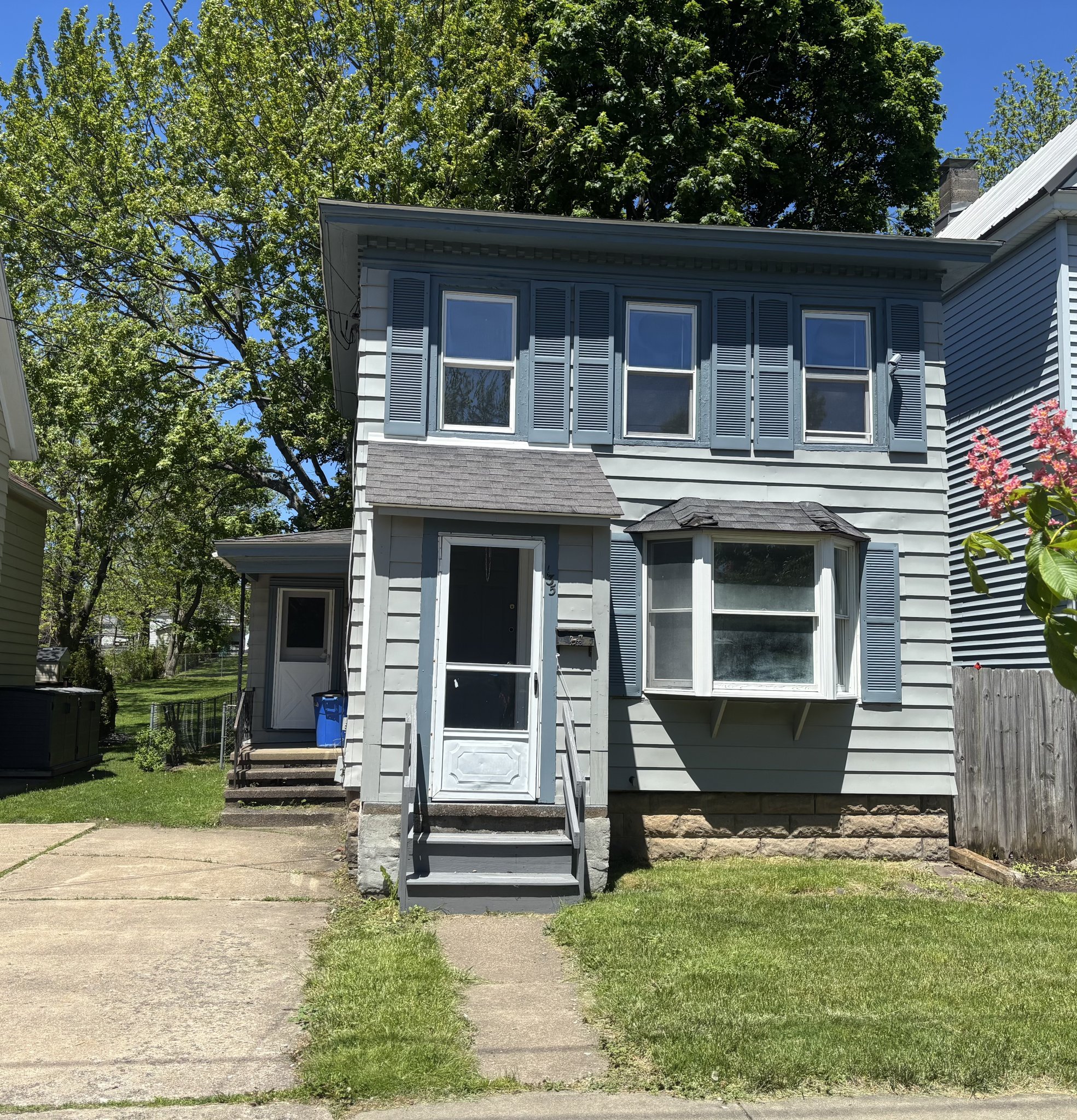 Oswego House: 135 W Mohawk St