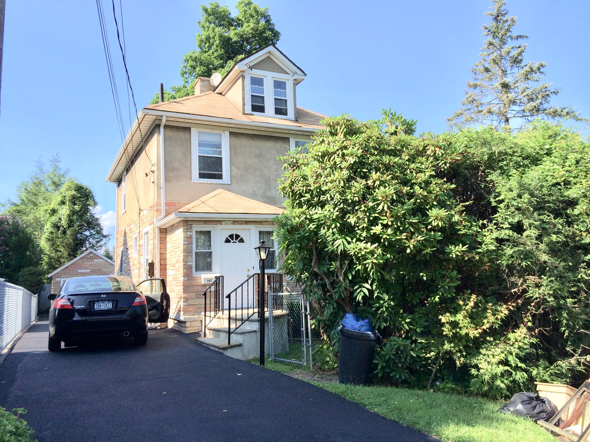 Hawthorne House: 147 Astor Ave