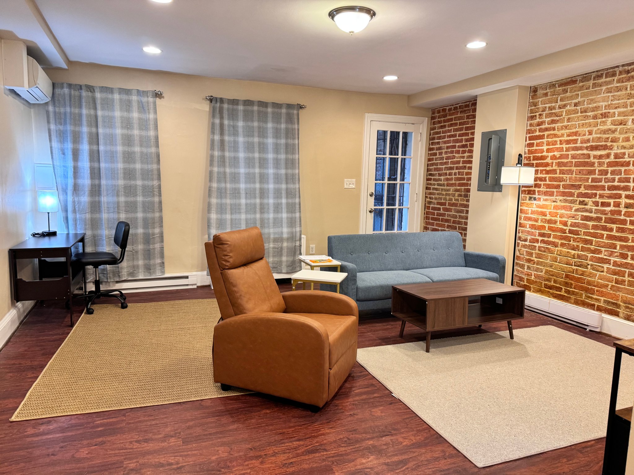 Washington Apartment: 333 C St SE unit B