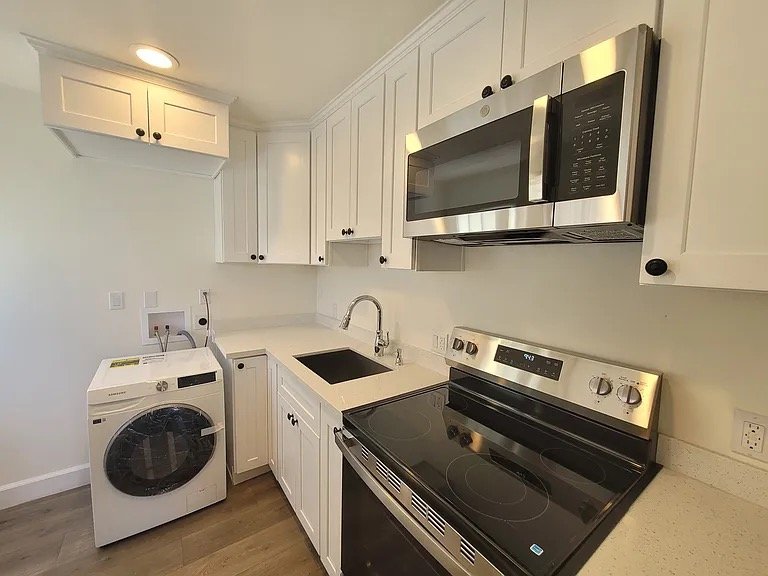 Van Nuys House: 6709 Lennox Ave