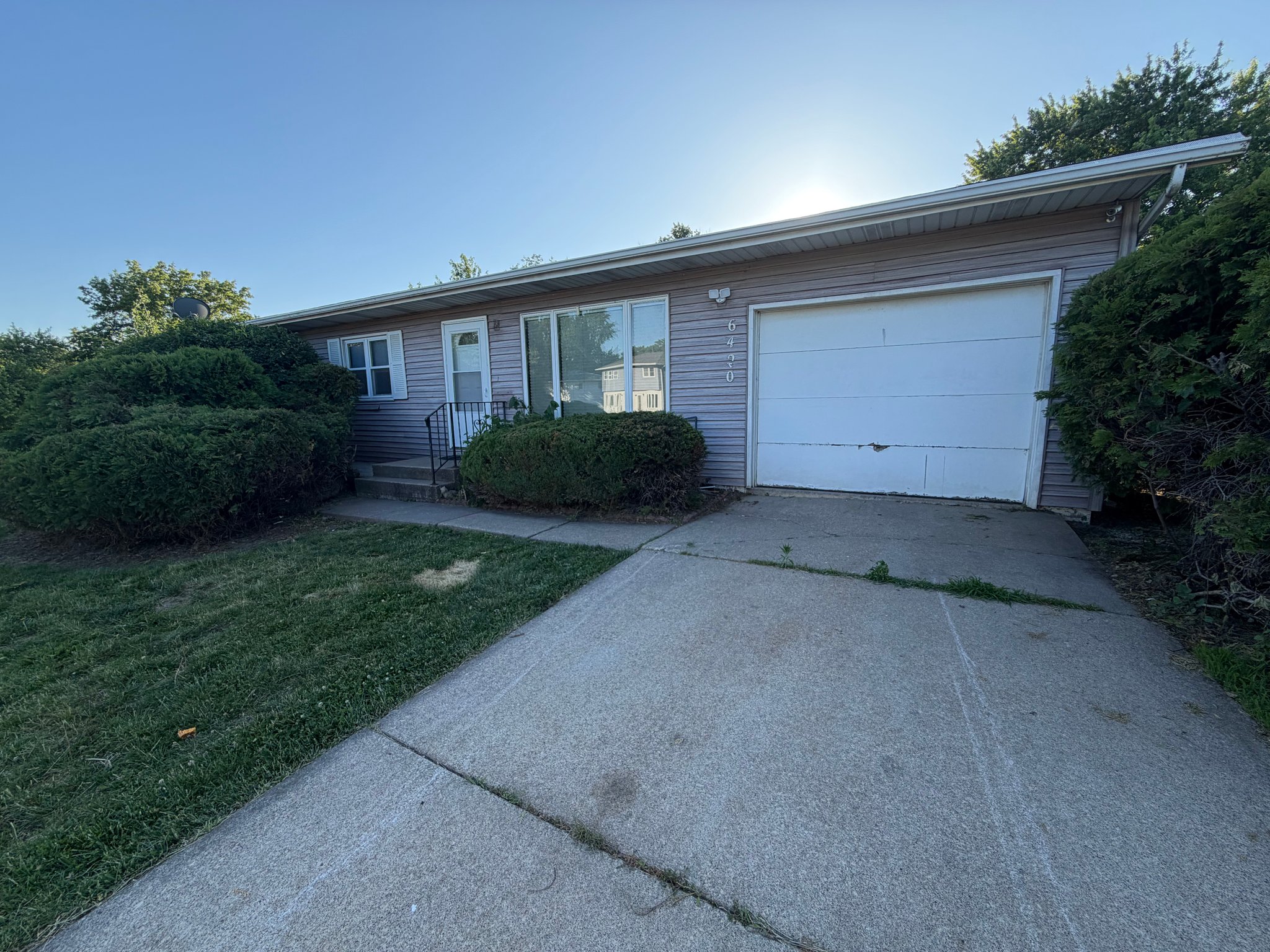Davenport House: 6420 Western Ave