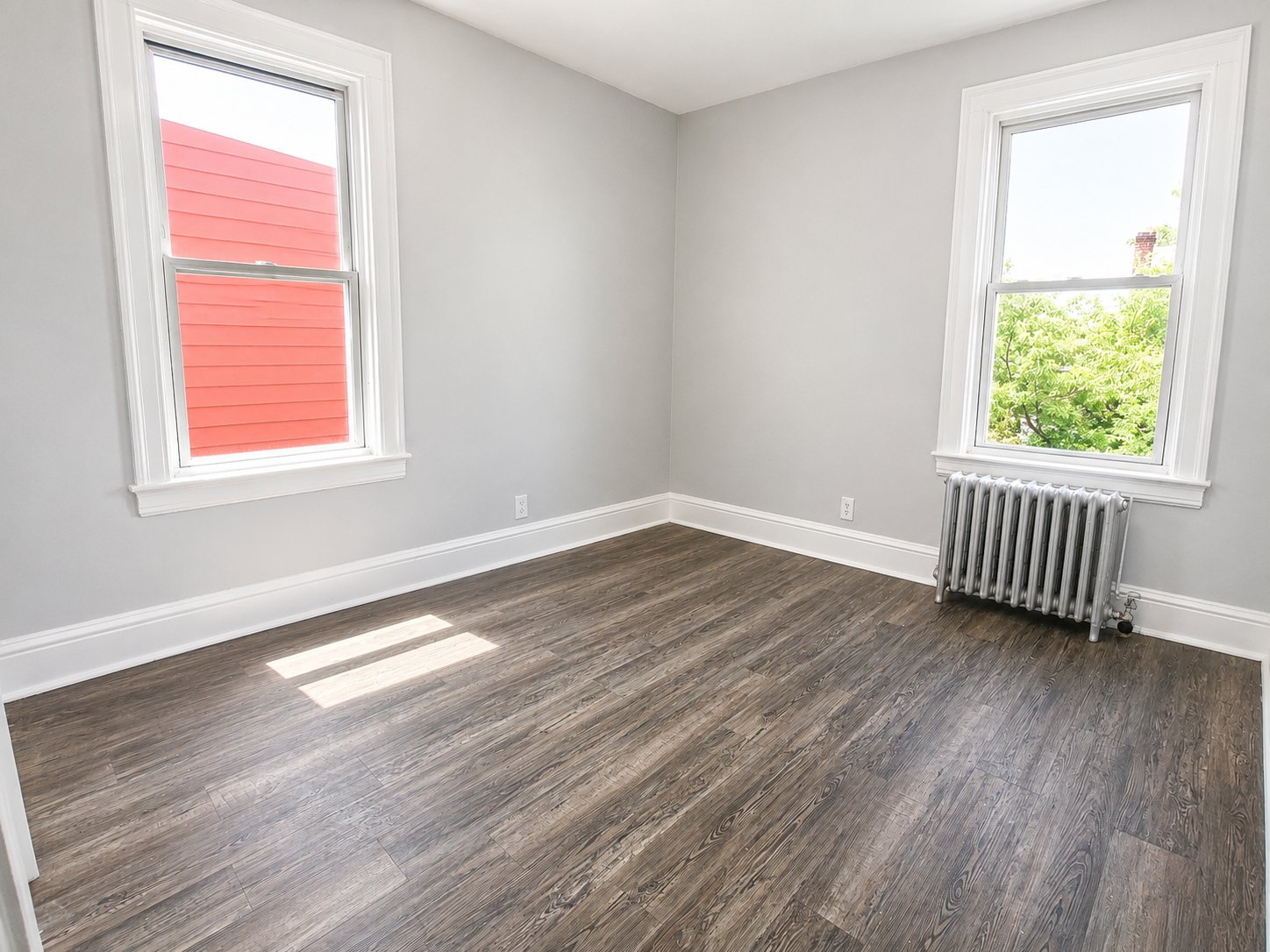 Newark Condo: 381 Leslie St