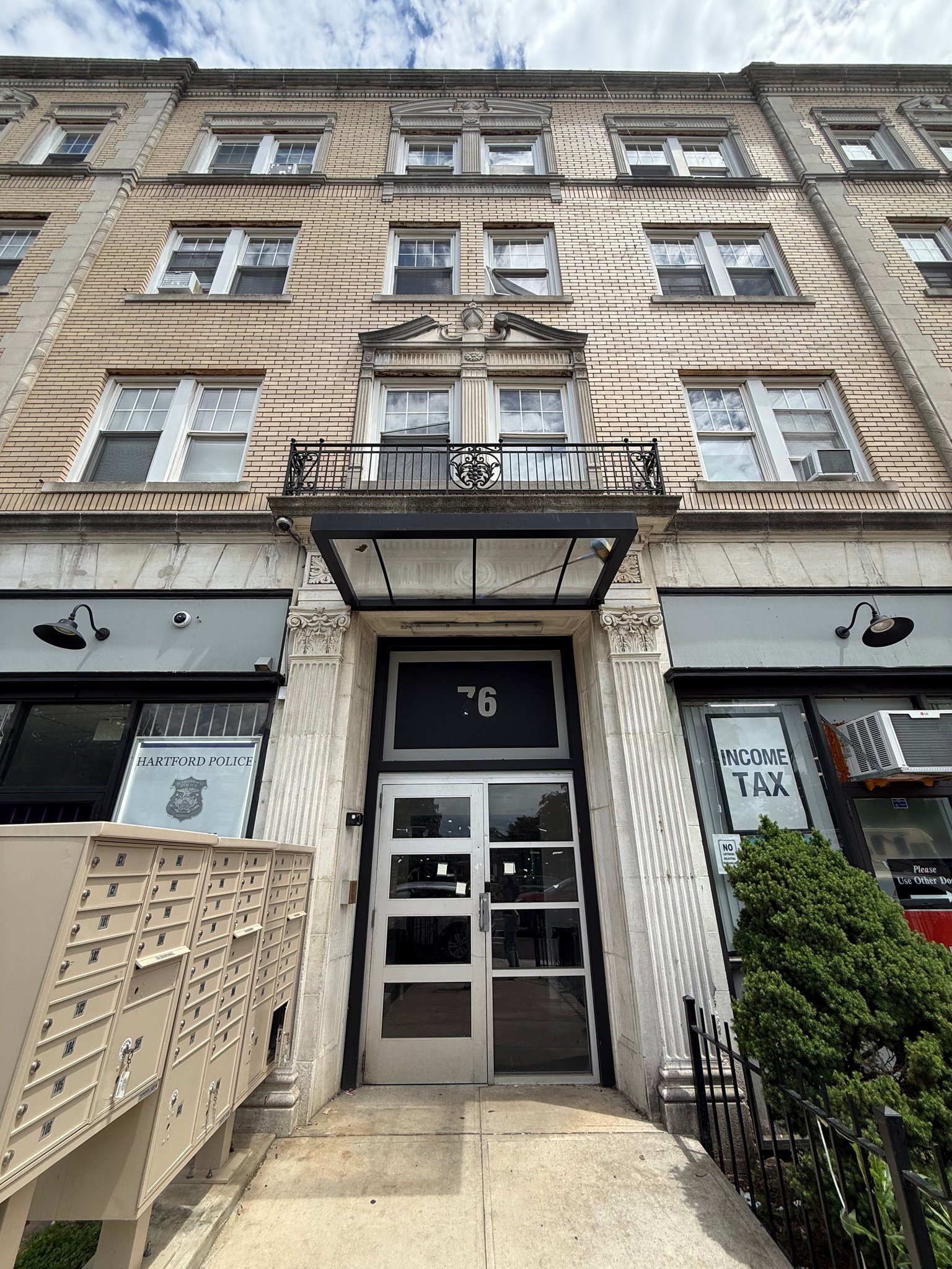 Hartford Apartment: 76 Main St