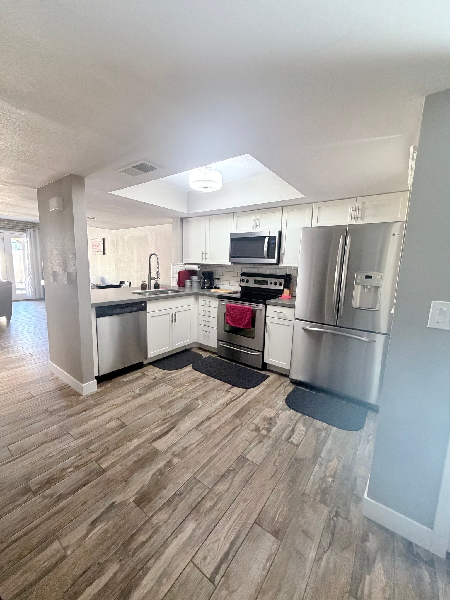 Phoenix Townhome: 815 E Grovers Ave