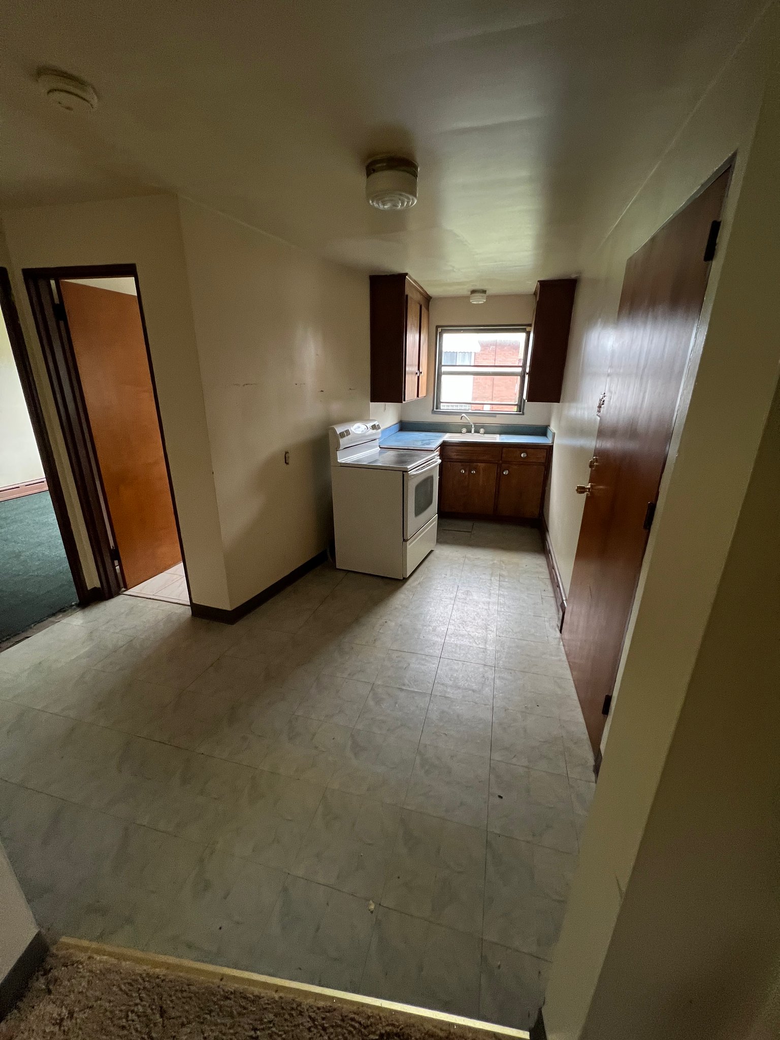 Niagara Falls Apartment: 8405 Buffalo Ave