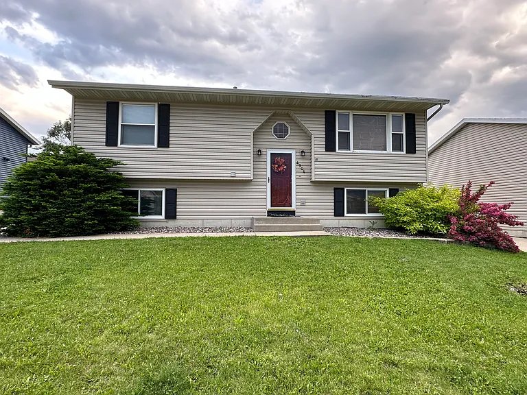 Rochester House: 4904 Opal Ln NW