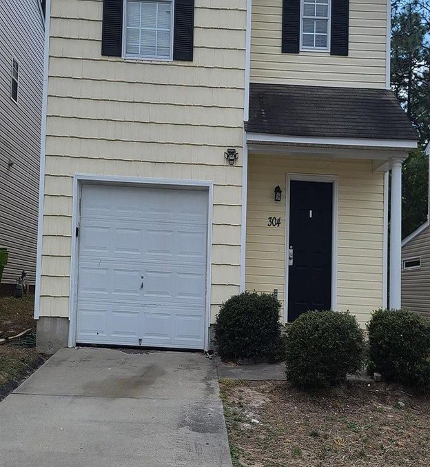 Columbia House: 304 Curvewood Road