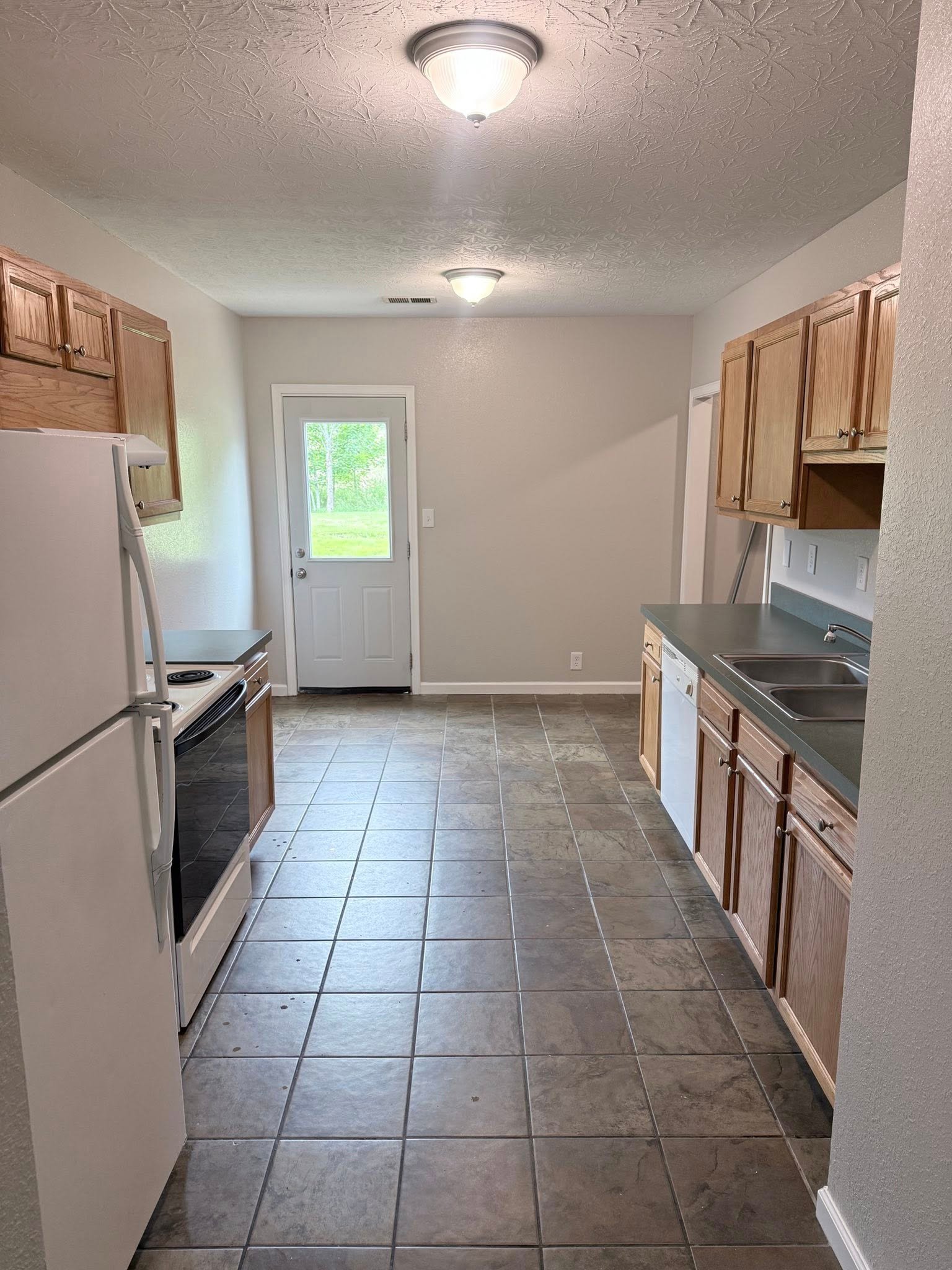 Pekin House: 515 E Brookelynn Ct