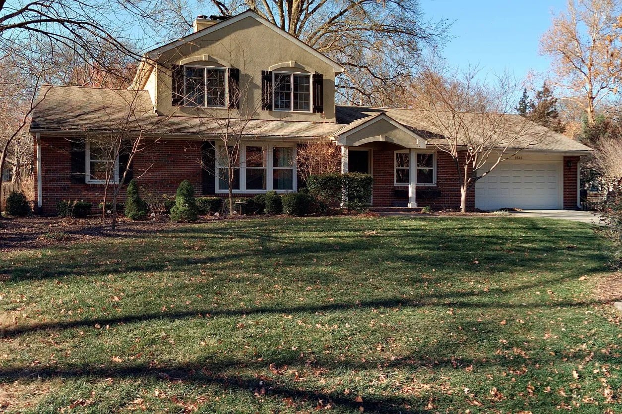 Leawood House: 9536 Manor Rd