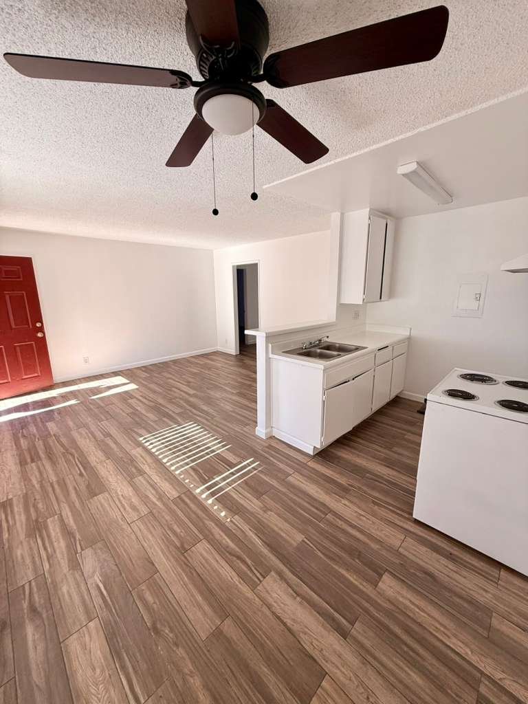 Palmdale Apartment: 38719 10th St East