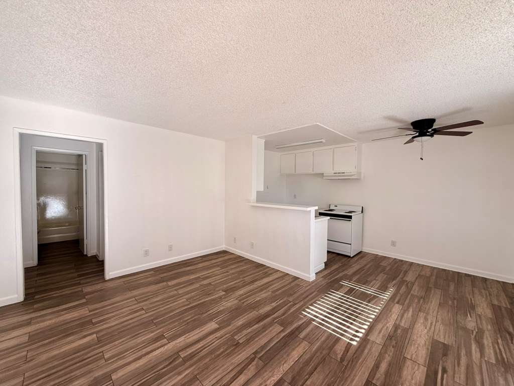 Palmdale Apartment: 38719 10th St East
