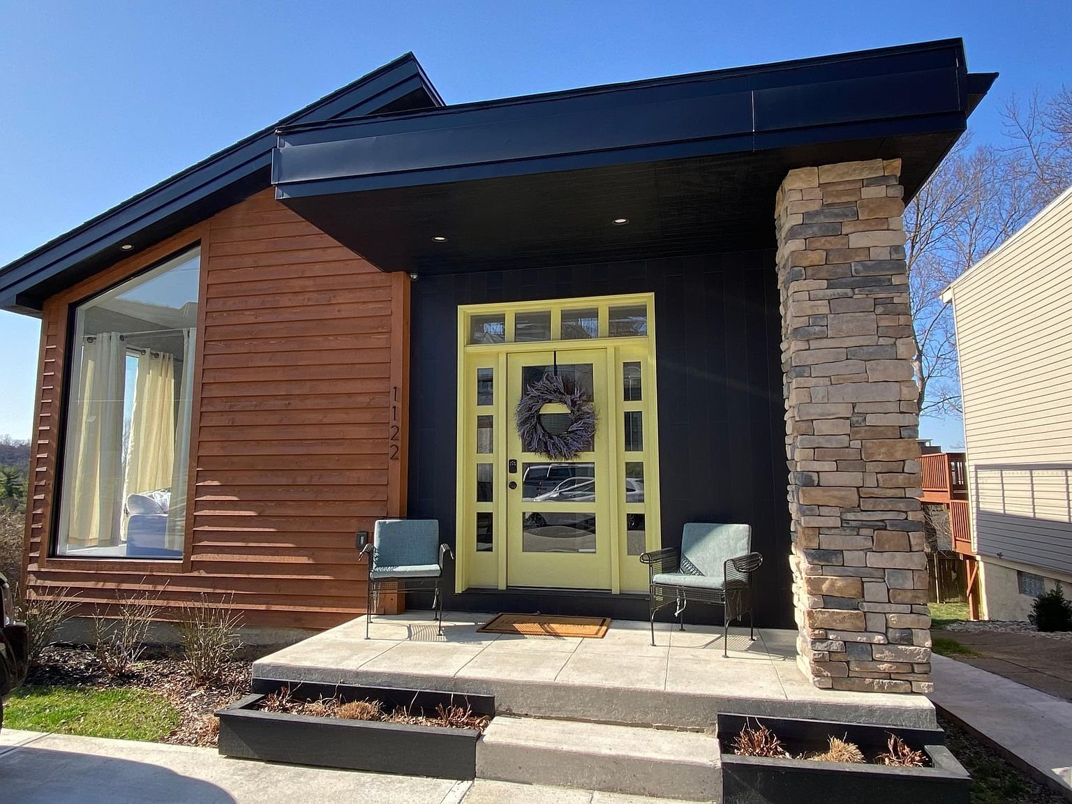Newport House: 1122 Vine St