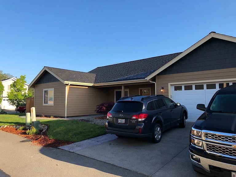 Grants Pass House: 301 Bayou Pl