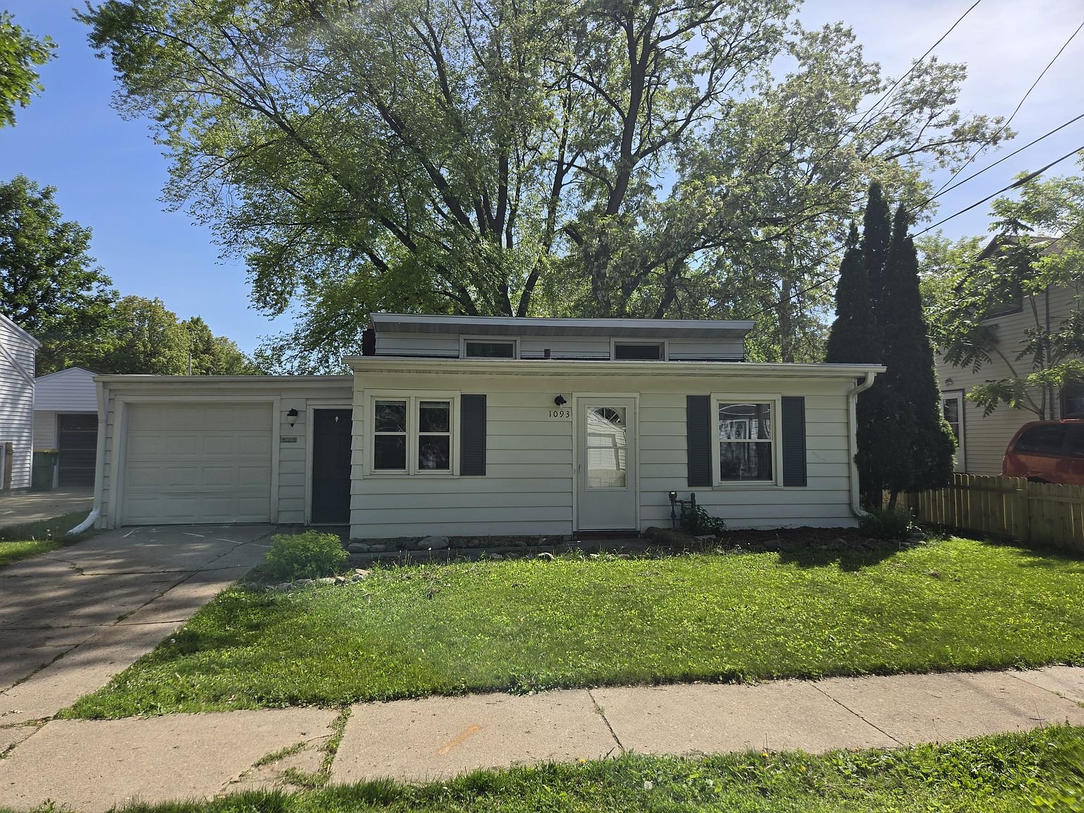 Green Bay House: 1093 Saint Paul St