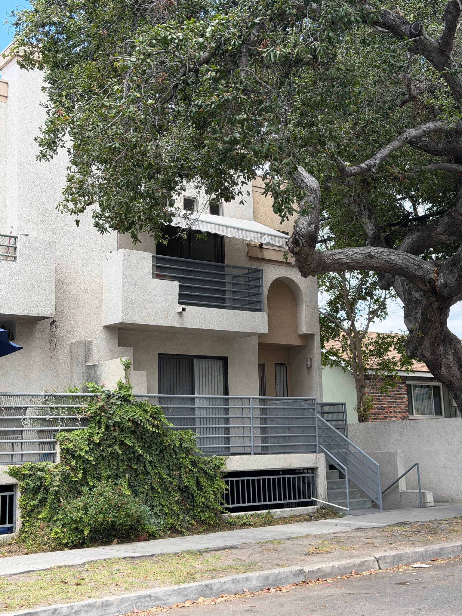 burbank Townhome: 1801 w victory blvd