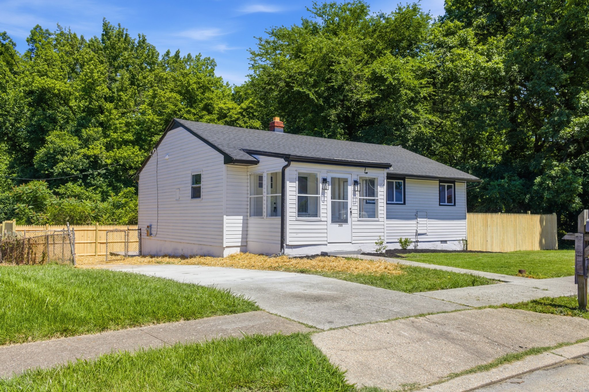 Rosedale House: 2009 Longview Avenue