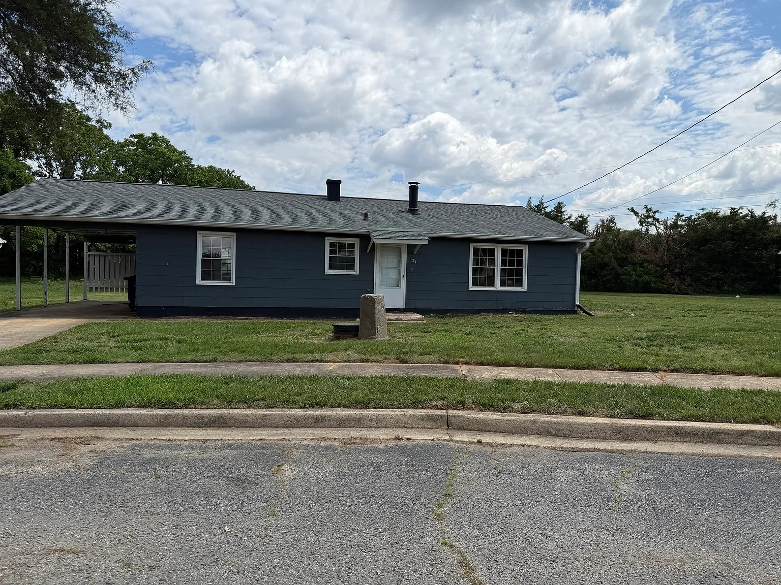 Winston Salem House: 121 Woodgate Cir