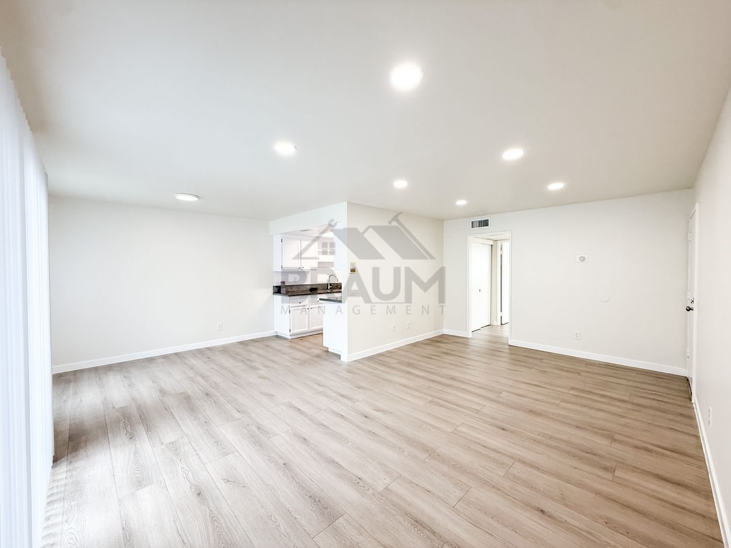 Sherman Oaks Apartment: 15000 Burbank Blvd