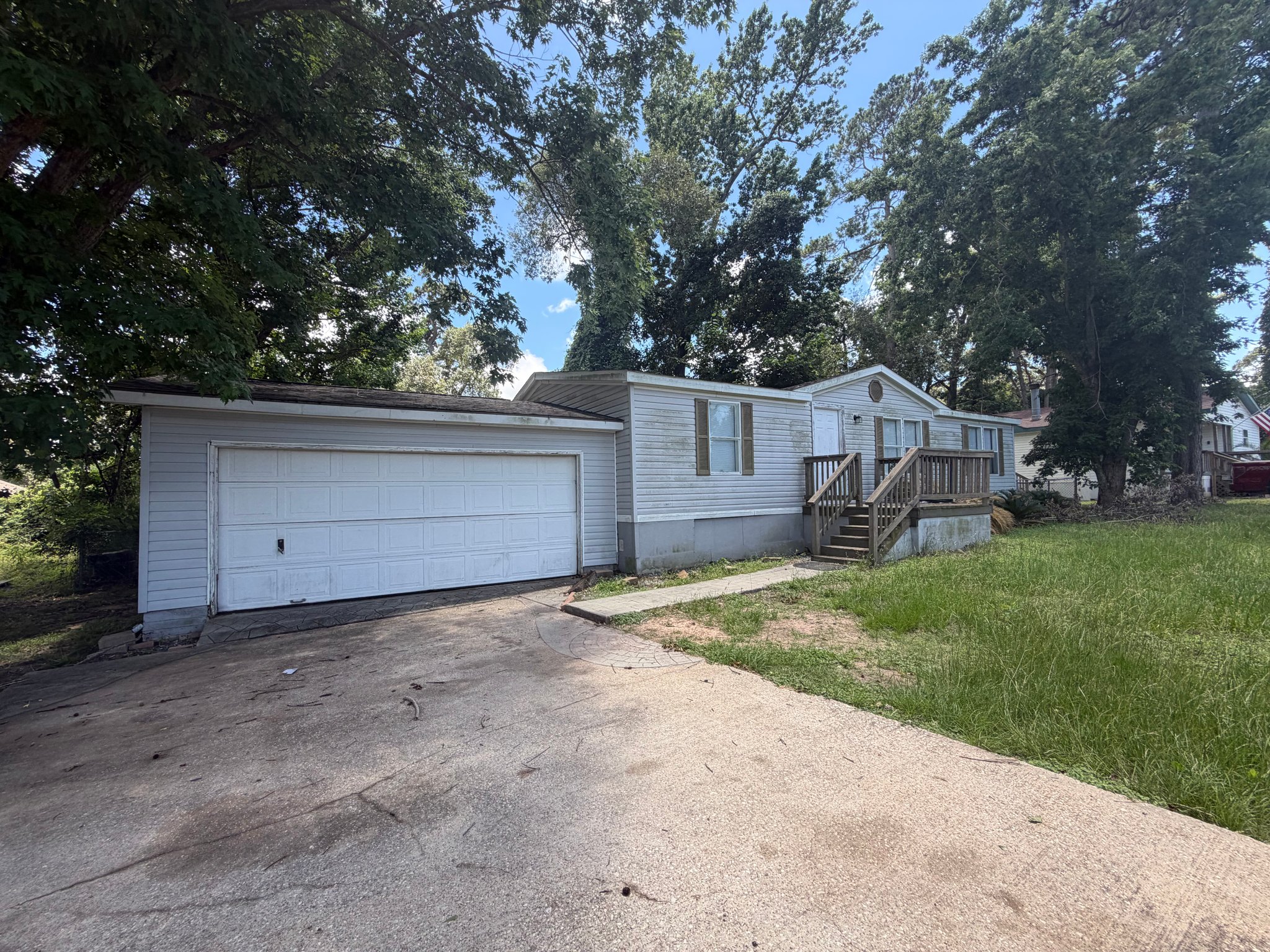 Montgomery House: 16853 W Lynbrook