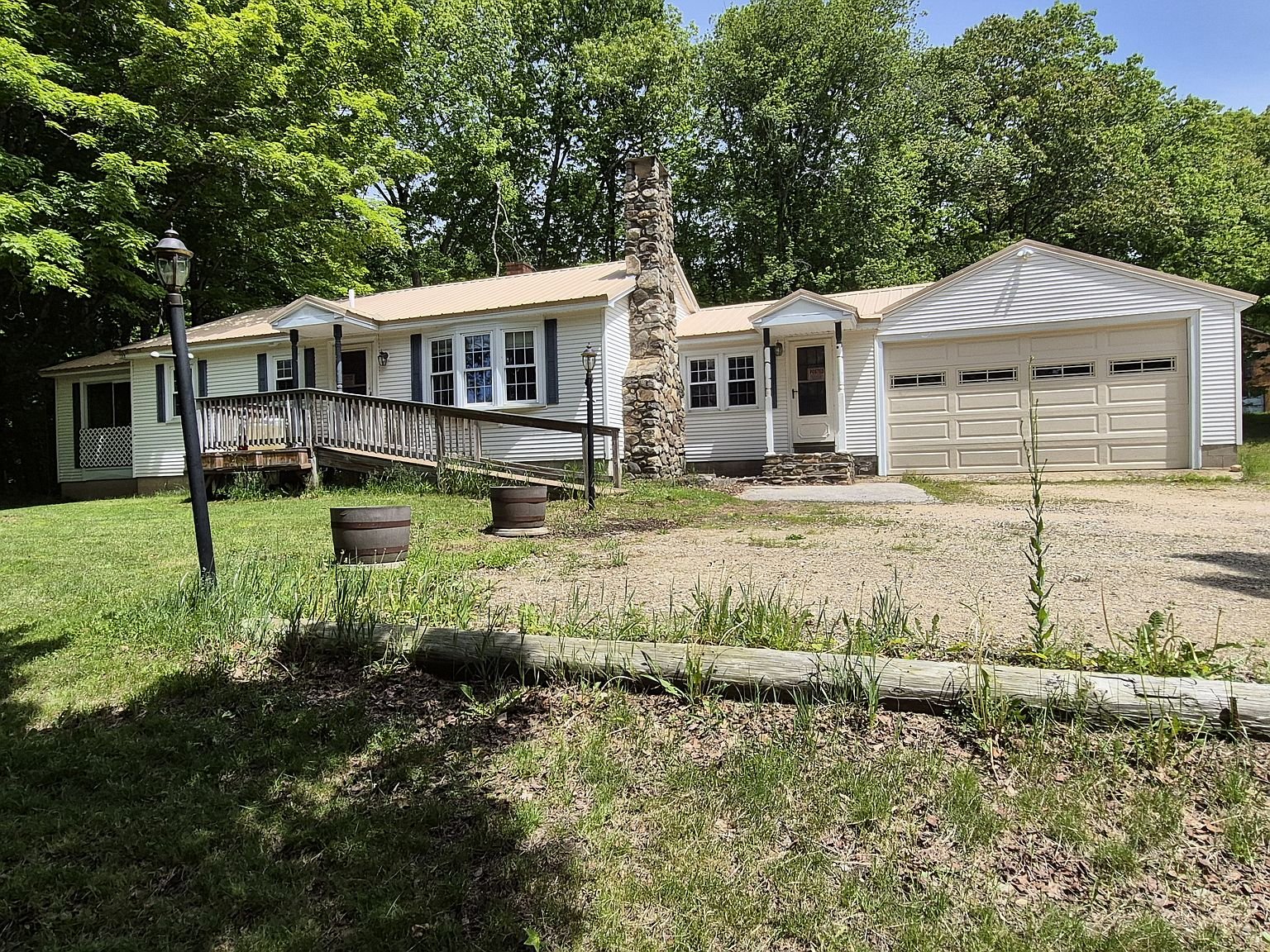 Barrington House: 120 Second Crown Point Rd