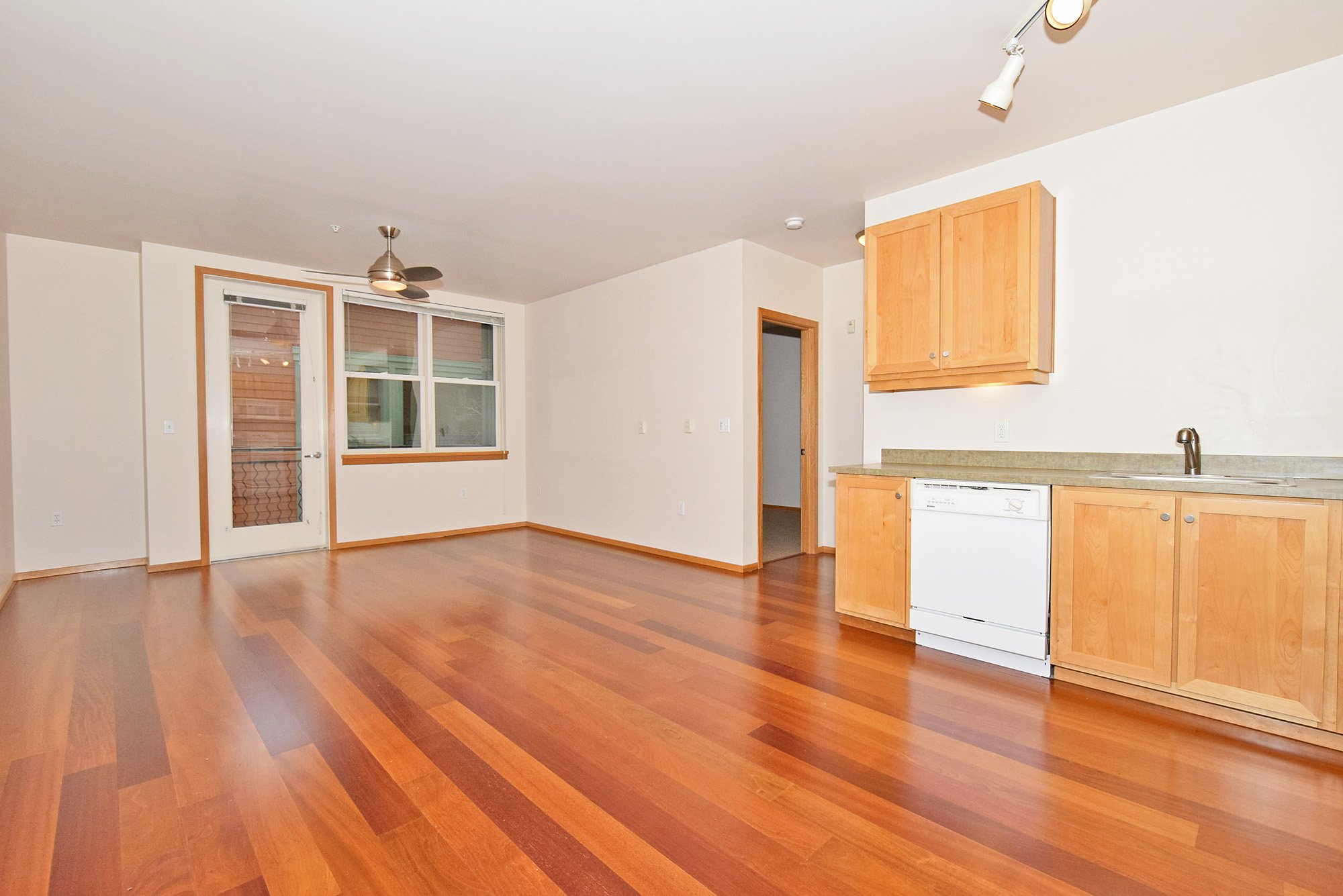 Portland Apartment: 3535 s Corbett Ave