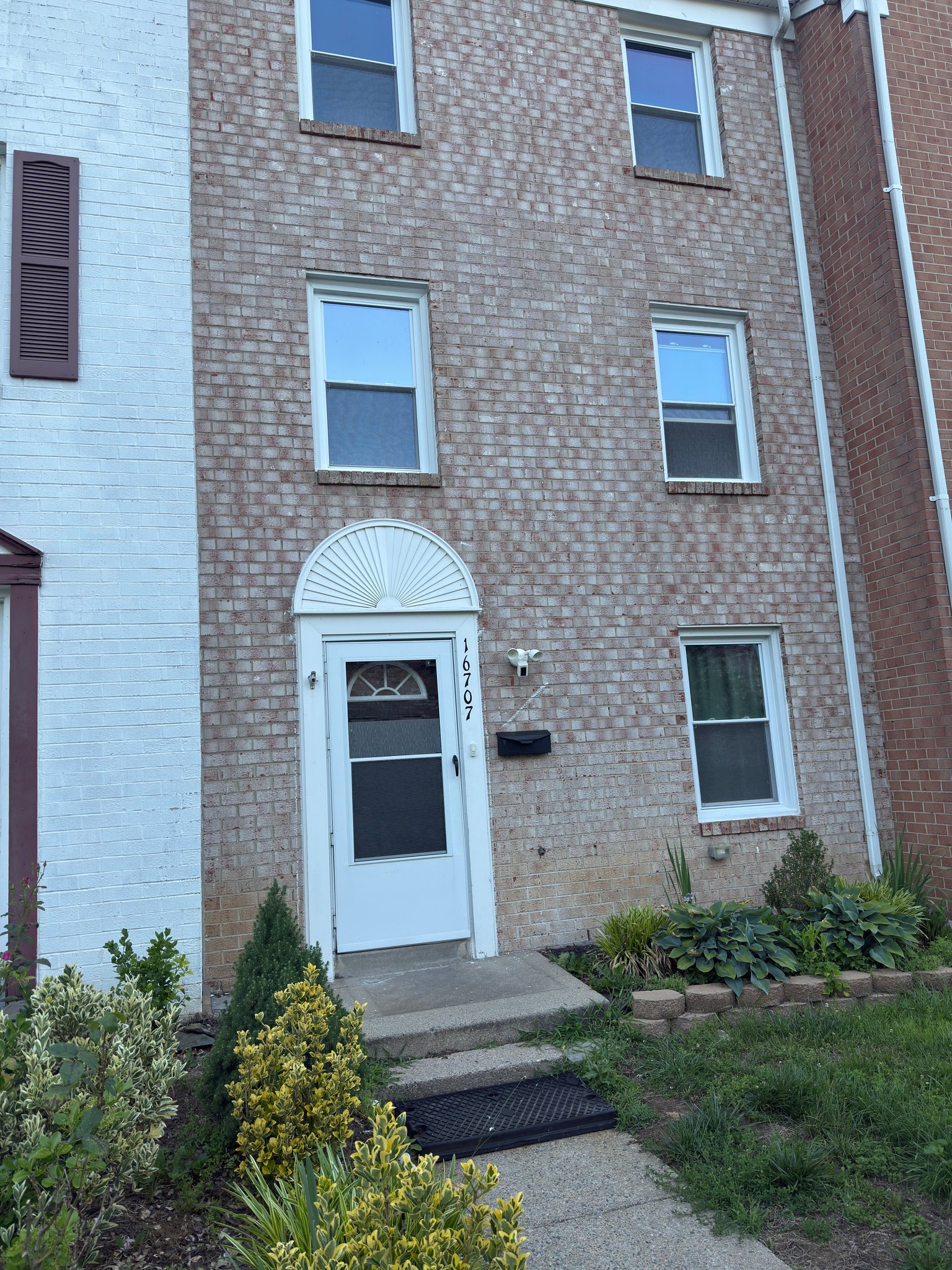 Woodbridge Townhome: 16707 Chowning Ct