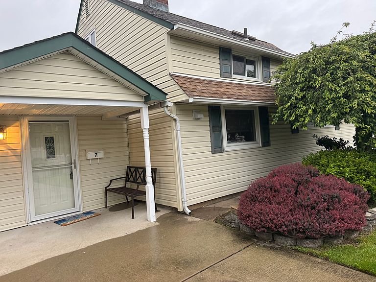 Hicksville House: 7 Straw Ln