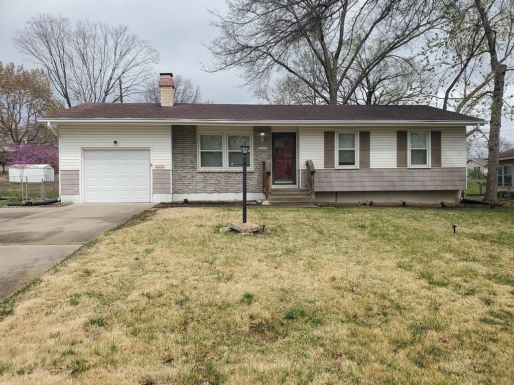 Kansas City House: 3200 NE 66th Ter