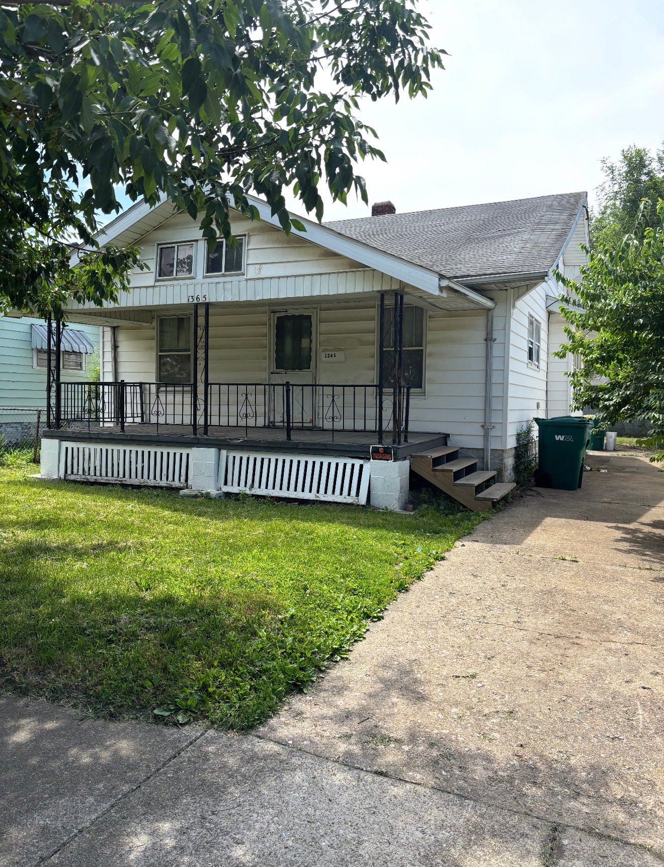 DEC House: 1365 E Walnut St