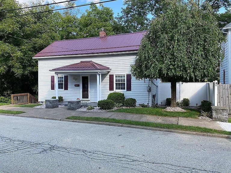 Greensburg House: 745 Sidney St
