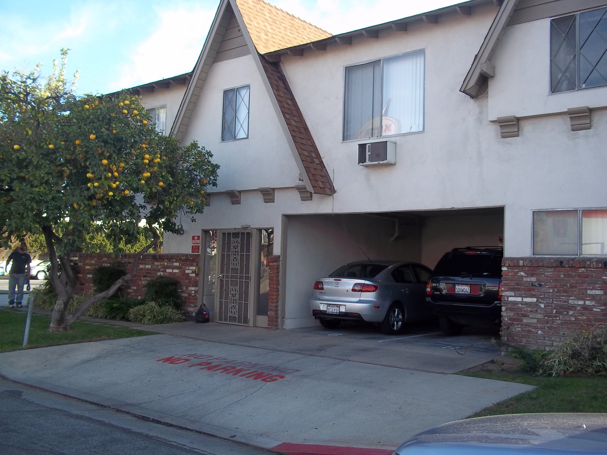 Valley Village Apartment: 5929 Laurel Canyon Blvd