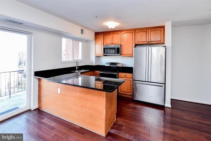 Washington Condo: 1386 Bryant St NE #304