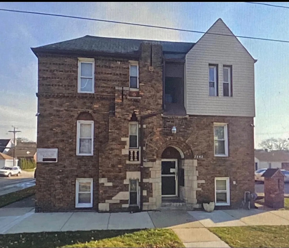 Dearborn Apartment: 7542 Manor st