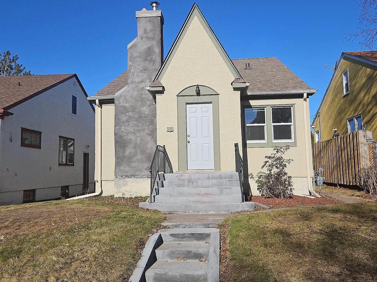 Duluth House: 221 Snelling Ave
