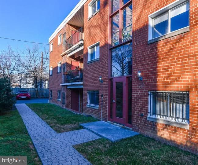 Washington Condo: 1386 Bryant St NE