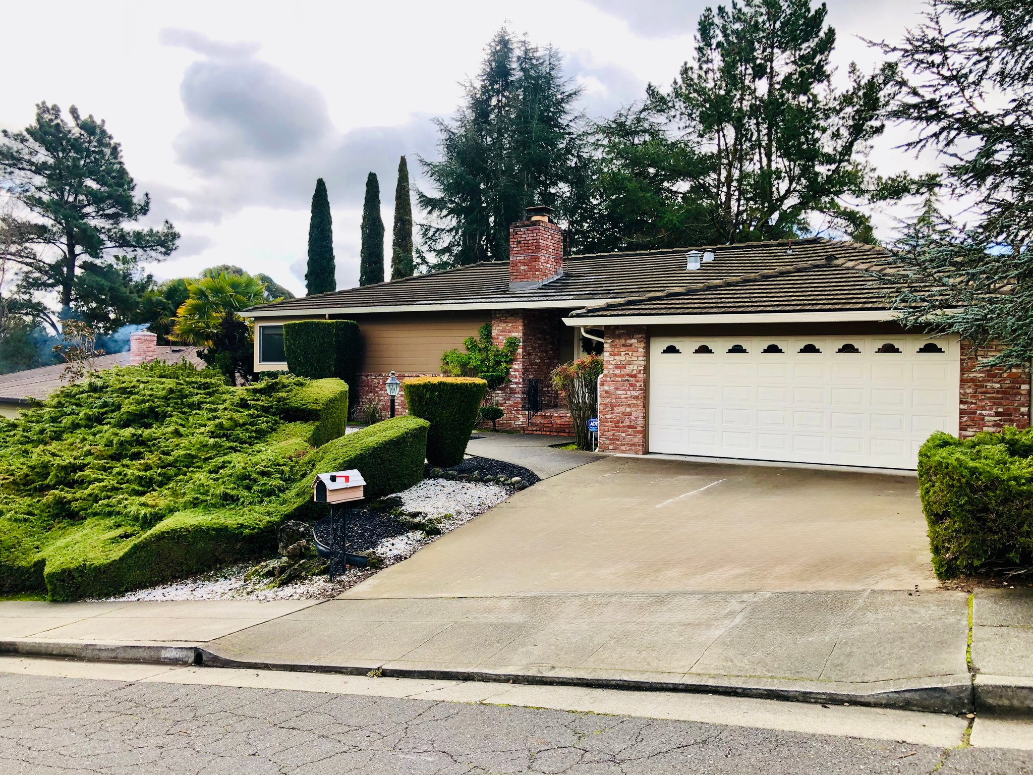 Oakland House: 251 Silverado Ct