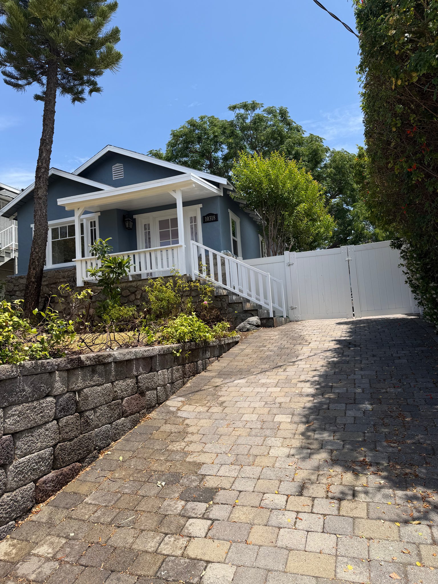 Tujunga House: 10318 Silverton Ave