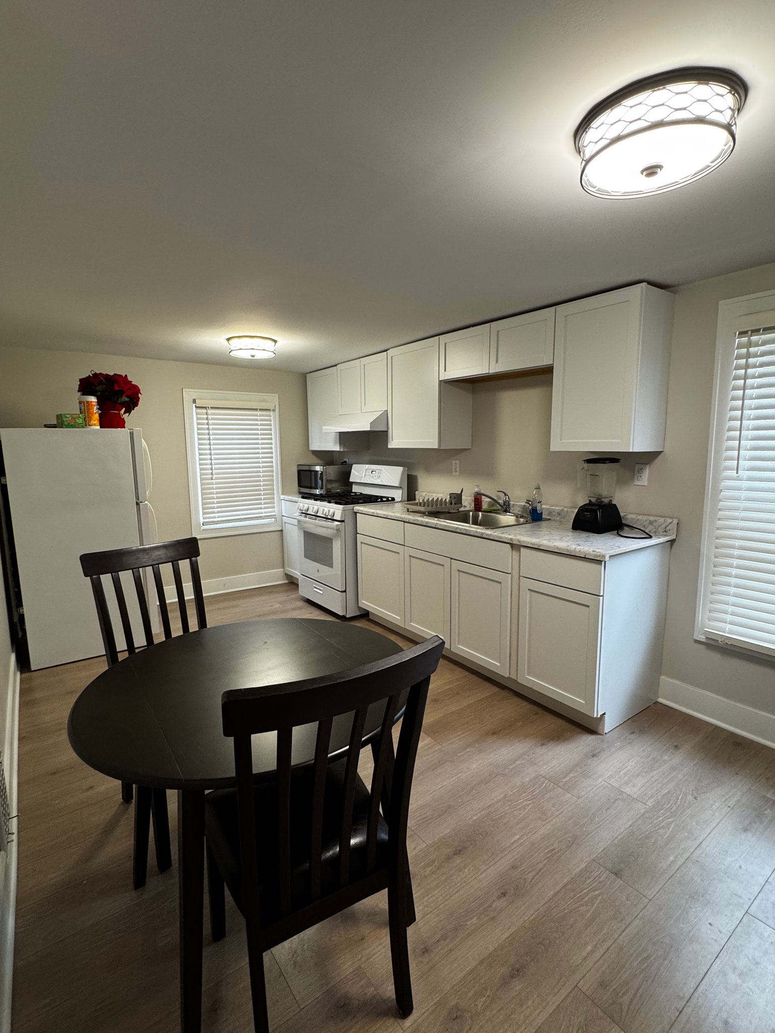 Bradley Apartment: 922 W Broadway St