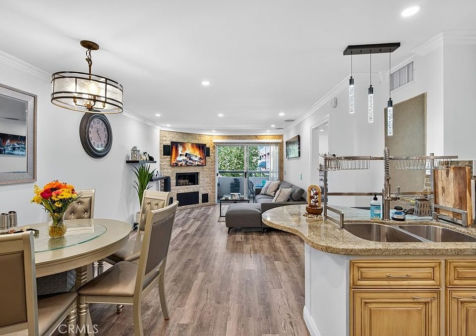 woodland hills Apartment: 5550 Owensmouth Ave