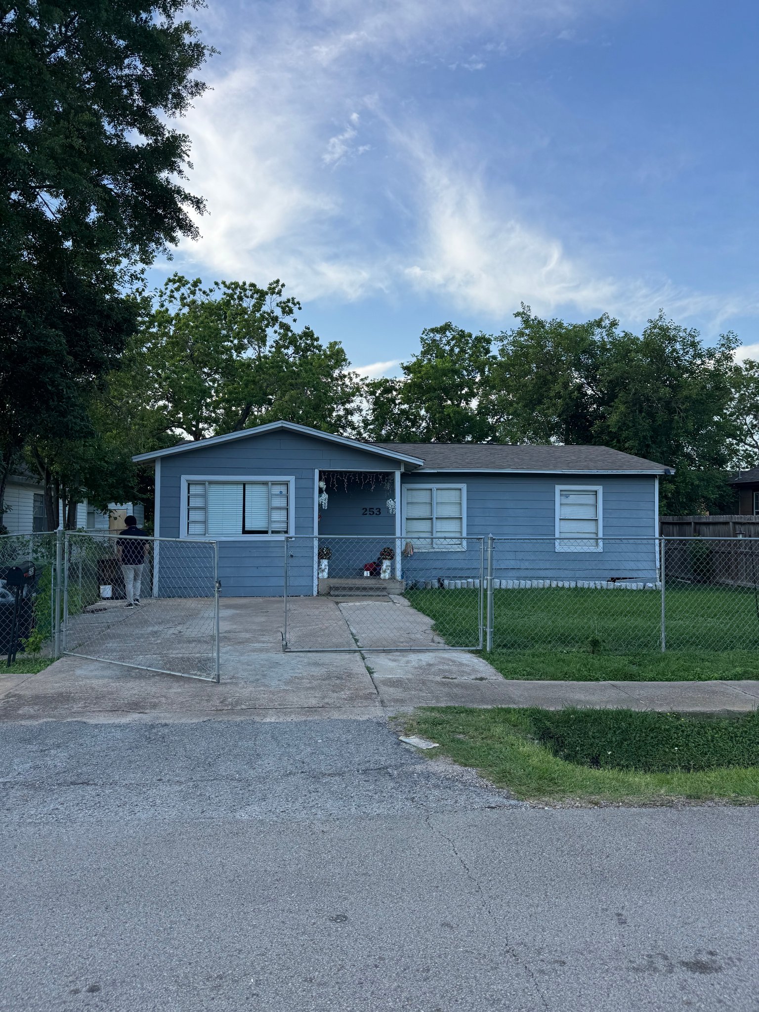 Houston House: 253 N Carolina St