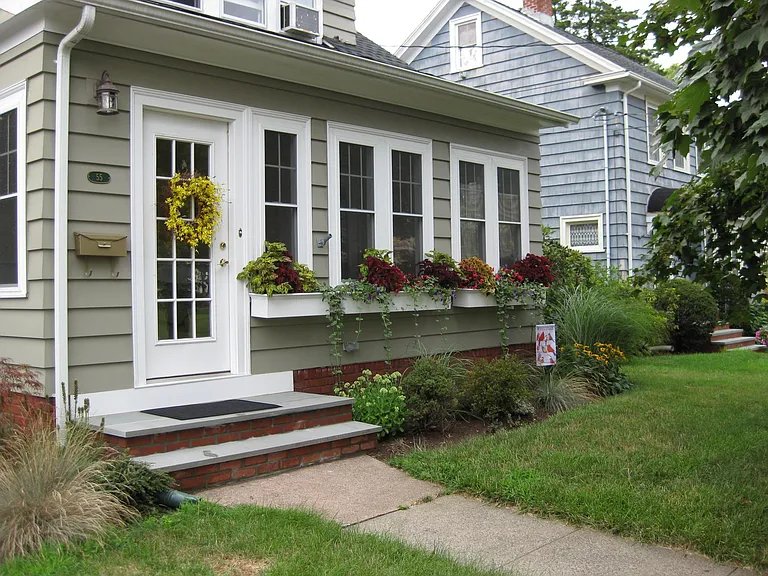 Hamden House: 55 Lake St