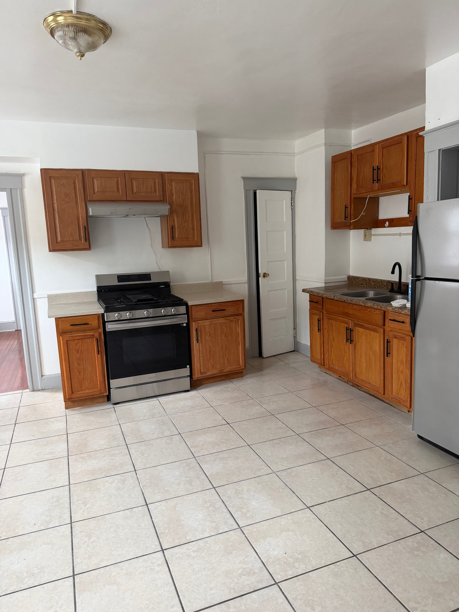 New Britain Apartment: 139 Lawlor St