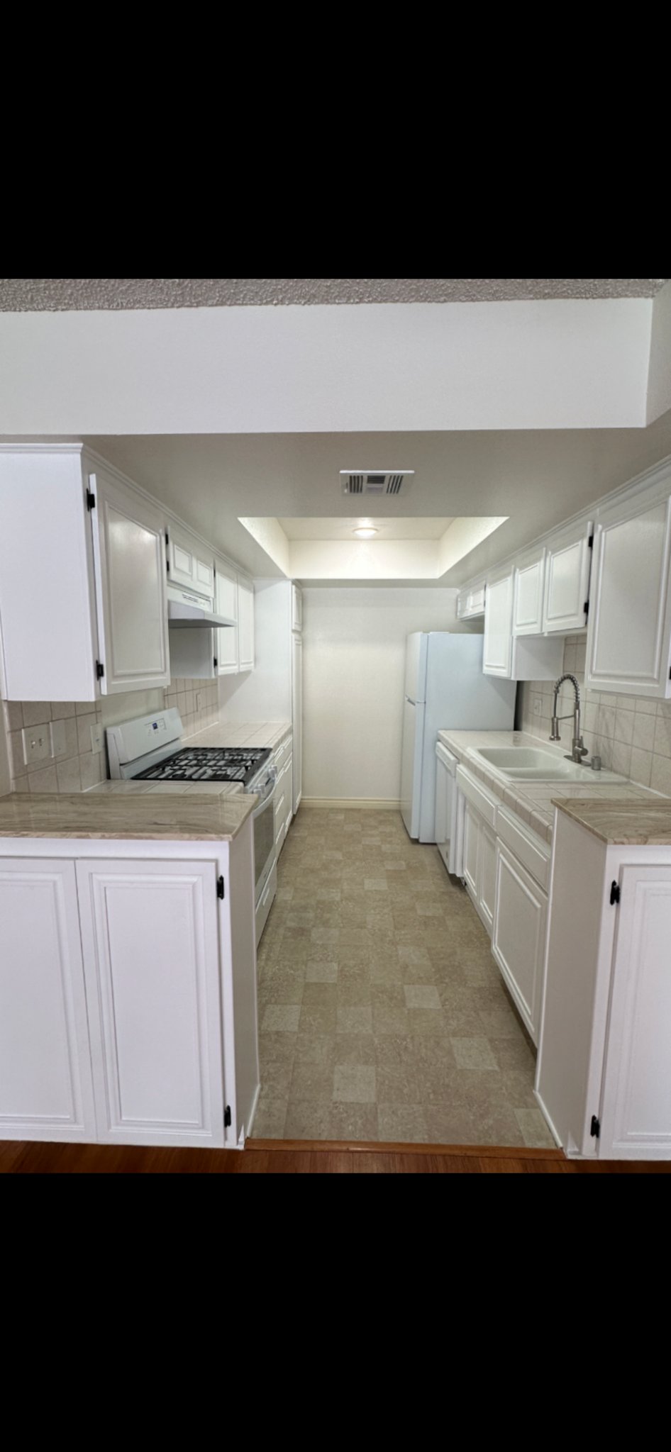 Los Angeles Apartment: 121 S Swall Dr