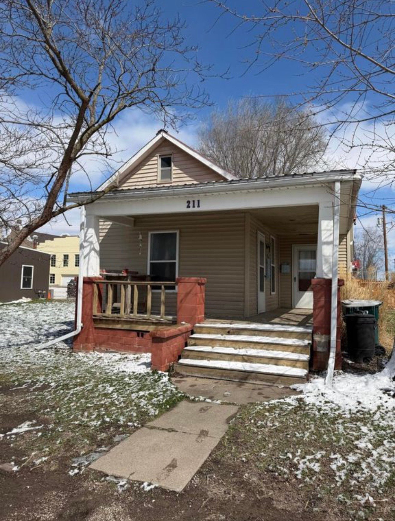 Fayette House: 211 S Church St