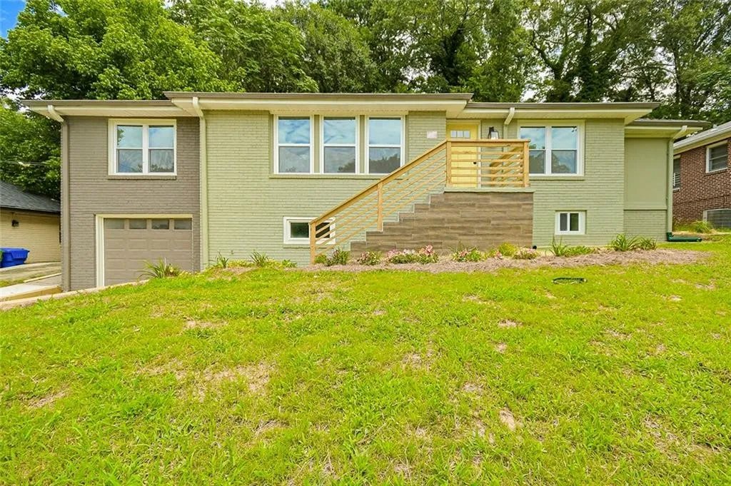 Atlanta House: 220 Napoleon Dr SW