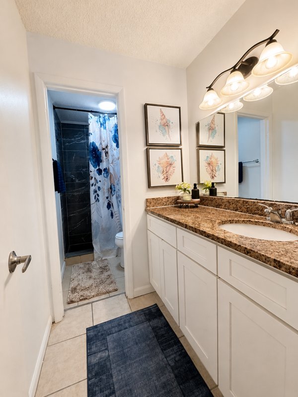Sarasota Single Room: 2002 Linwood Dr.