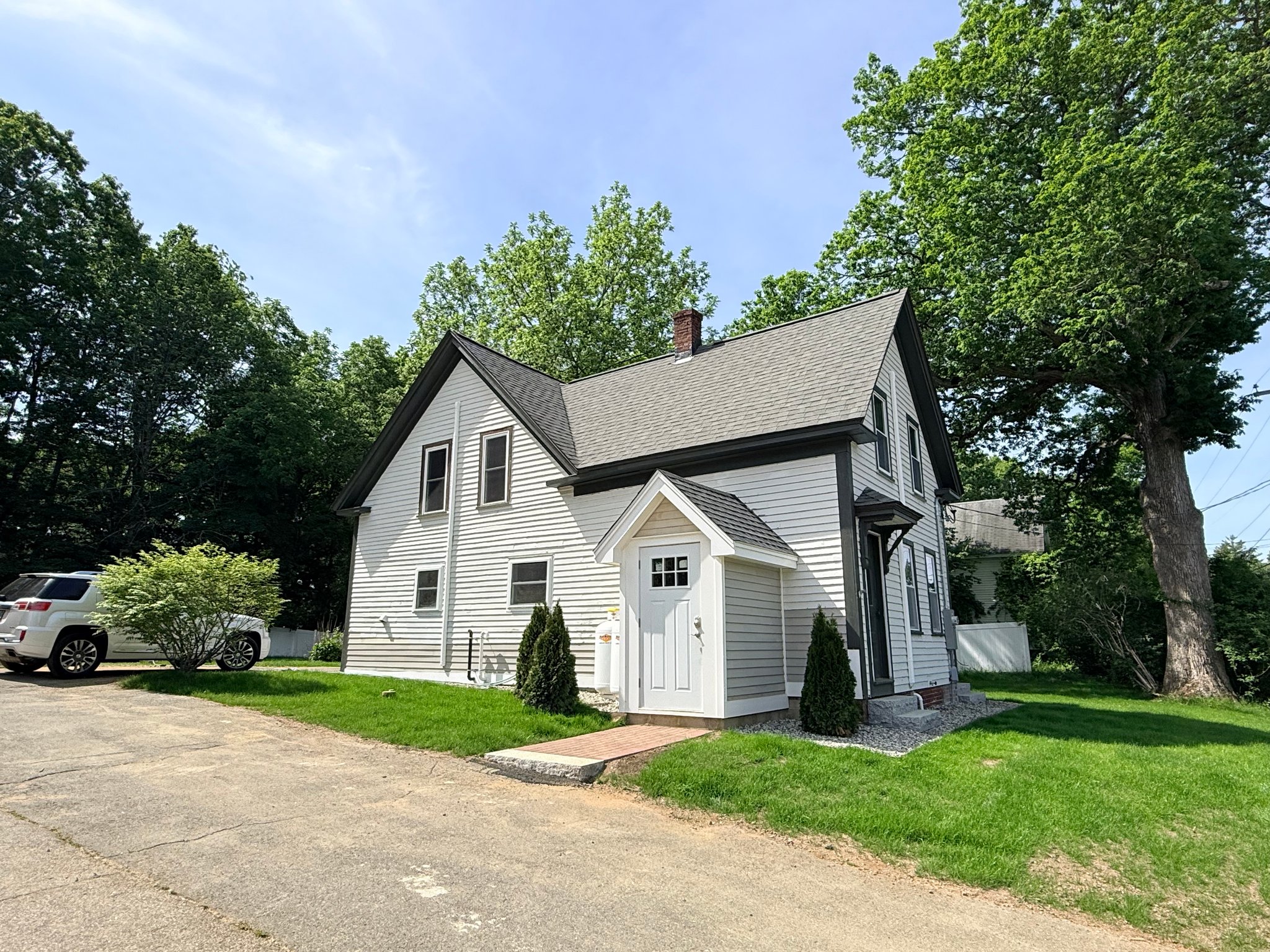 Newton House: 28 S Main St